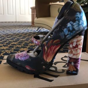 Floral Print Pumps